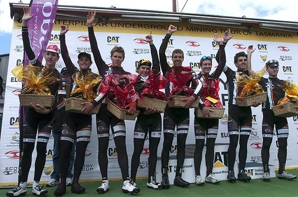 The winning team of Jayco-2XU on the podium in Hobart.