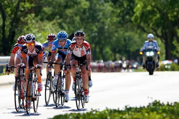 The main field keeps the breakaway within sight