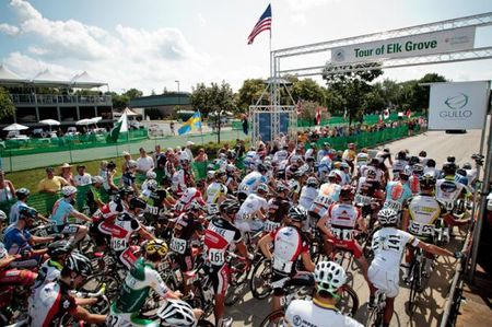 The men waiting for the start.