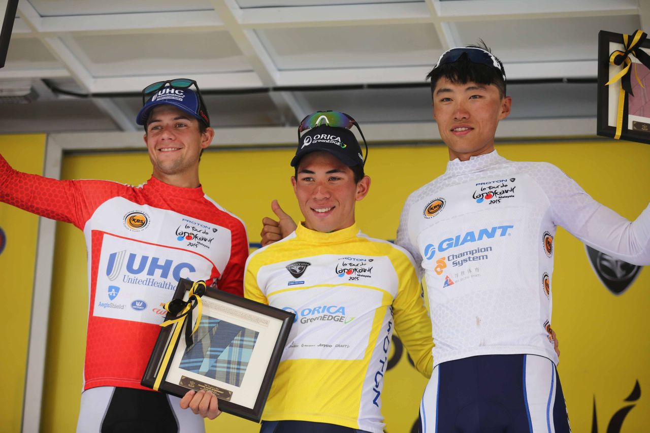 Caleb Ewan kept his leader's jersey