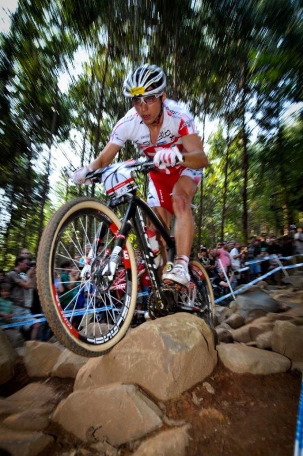 Nino Schurter (Scott-Swisspower) takes a very fast line through a technical rock garden