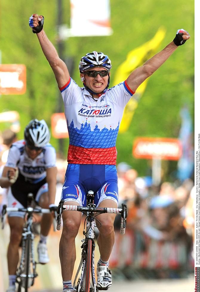 Russia's Sergei Ivanov celebrates the Amstel Gold win ahead of Karsten Kroon (Saxo Bank) in 2009