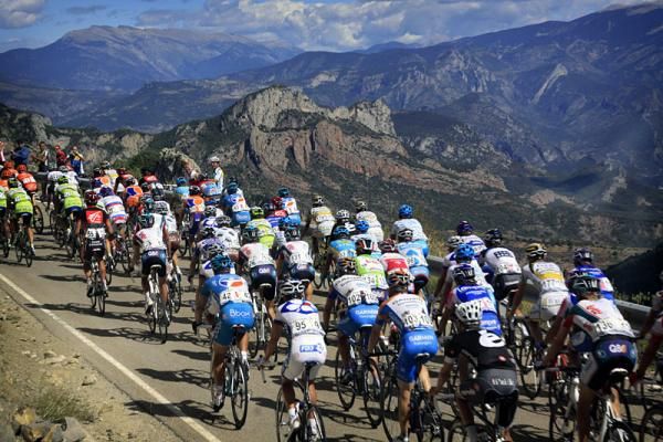 The peloton en route to Lleida in the Vuelta's 12th stage.
