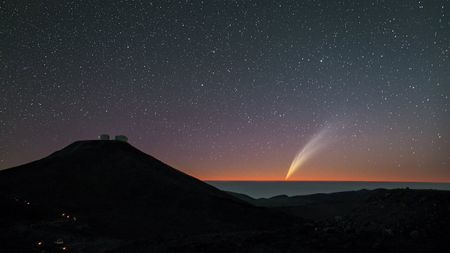 Astro landscape of Comet G3 (ATLAS) appears on the horizon line after sunset, with the Cerro Paranal mountain in the foreground 