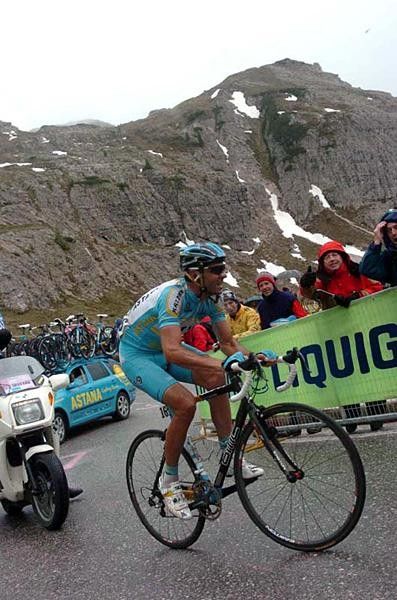 Eddy Mazzoleni (Astana) charges.