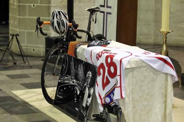 Goris' urn was flanked by a bike, his Accent Jobs-Willems Veranda's jersey, hockey skates andh his hockey jersey