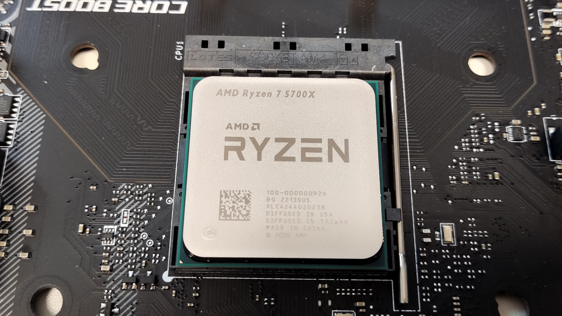 Anakart içinde AMD Ryzen 7 5700X.