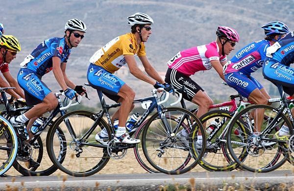 Roberto Heras (Liberty Seguros) rides in the company of his teammates, including Joseba Beloki