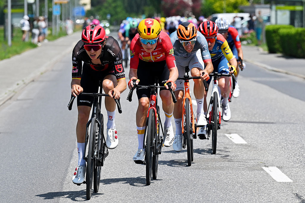 BAD RAGAZ, SUÍÇA - 19 DE JUNHO: (LR) Marco Brenner da Alemanha e Team Tudor Pro Cycling, Simon Dalby da Dinamarca e Team Uno-X Mobility e Axel Laurance da França e Netcompany INEOS Cycling Team competem na separação durante o 89º Tour de Suisse 2026, Etapa 3, etapa de 157,4 km de Bad Ragaz a Bad Ragaz / #UCIWT / 19 de junho, 2026 em Bad Ragaz, Suíça. (Foto de Tim de Waele/Getty Images)