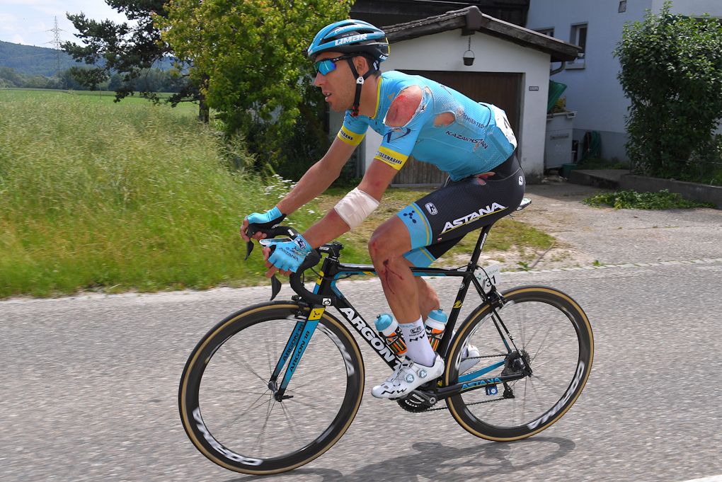 Omar Fraile's kit shows the signs of an earlier crash at Tour de Suisse
