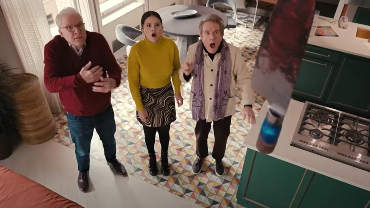 Steve Martin, Selena Gomez und Martin Short betrachten in Only Murders in the Building eine Mordwaffe