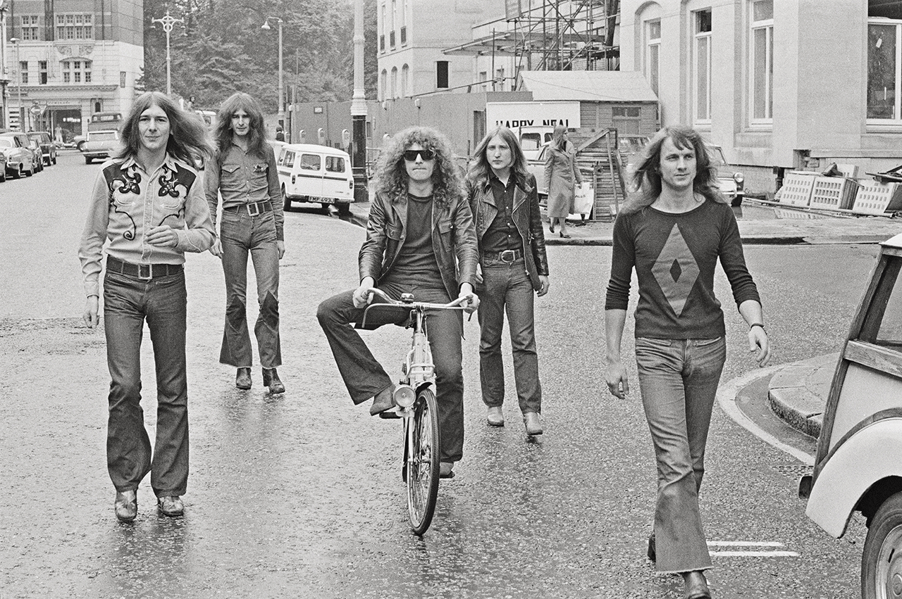 Street life: Mott The Hoople, London, August 1971. Left to right: Mick Ralphs, Pete Overend Watts, Ian Hunter, Buffin and Verden Allen.