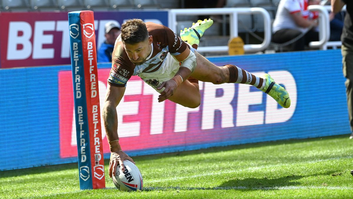 St Helens player Tommy Makinson dives in the corner ahead of the Super League eliminator 2 featuring St Helens vs Warrington