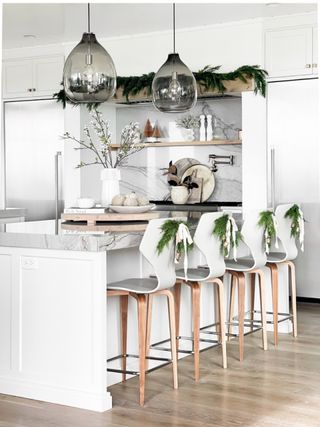 Christmas kitchen decorating ideas White kitchen with Christmas decorations and garlands