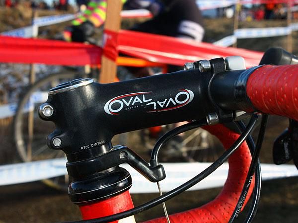 Reverse-mounted faceplate bolts are used on the Oval Concepts stem.