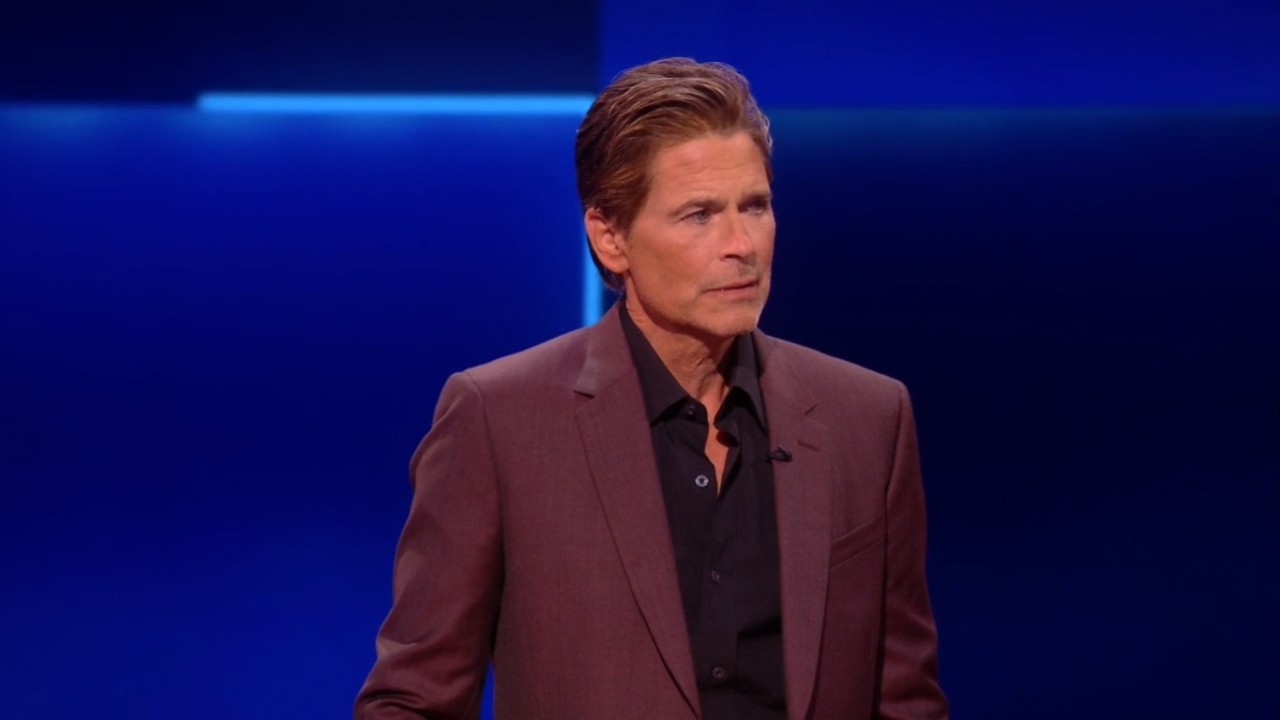 Rob Lowe looking at contestant o The Floor.