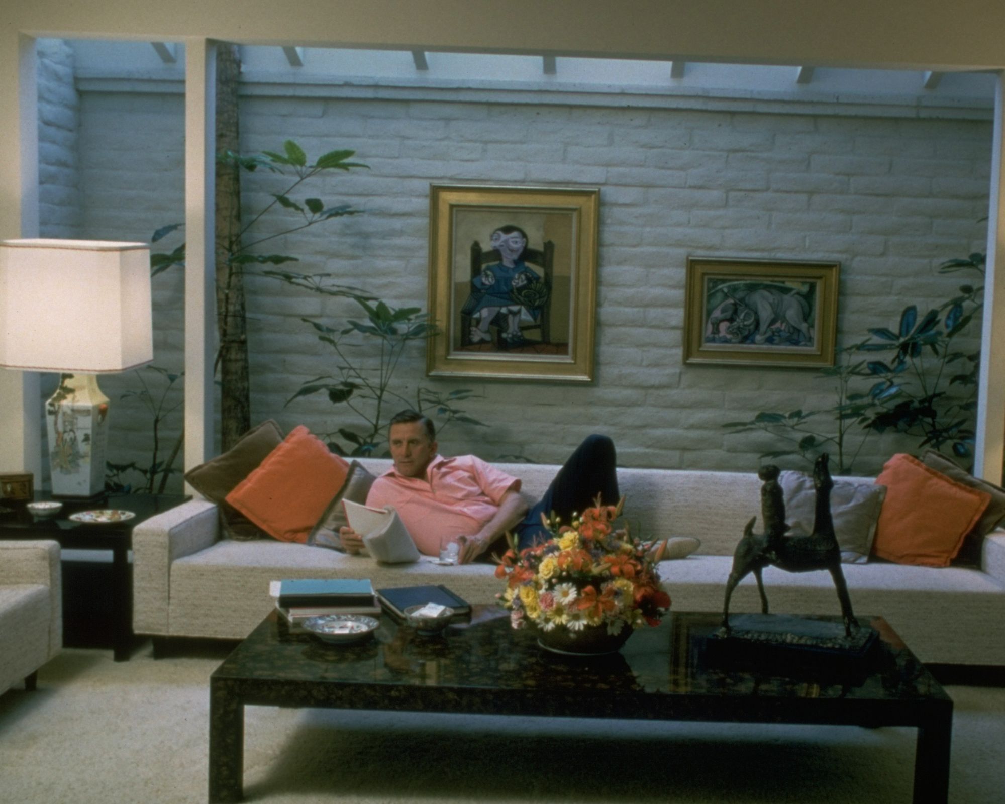 kirk douglas in his 80s living room