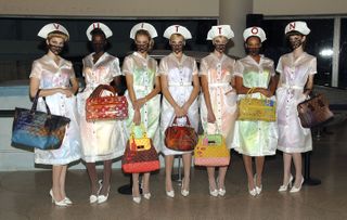 NUEVA YORK - 8 DE ENERO: Modelos sostienen bolsos de Louis Vuitton diseñados por Richard Prince en el cóctel de Louis Vuitton que celebra la exposición de Richard Prince en el Museo Guggenheim el 8 de enero de 2007 en la ciudad de Nueva York.