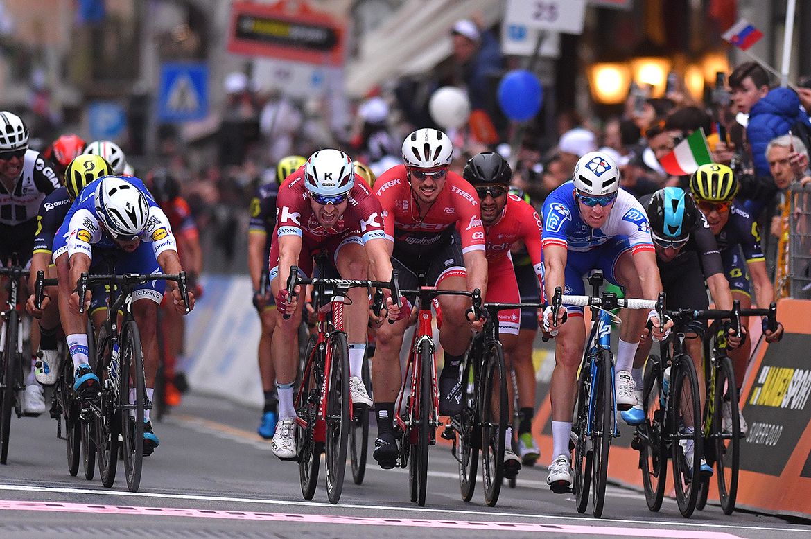 The peloton comes with Alexander Kristoff (Katusha-Alpecin) taking fourth