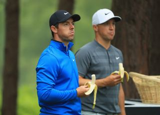 Golfers eating bananas