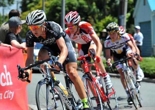 James Williamson (Pure Black Racing) attempts to bridge the gap to the lone leader Michael Vink.