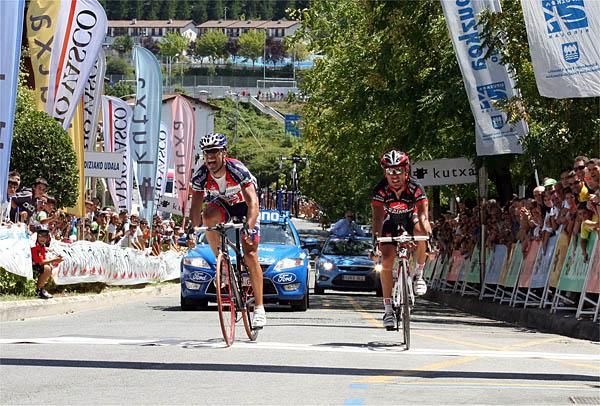 Rovira hits the line and beats Caisse d'Epargne rider Joaqu&iacute;n Rodr&iacute;guez.