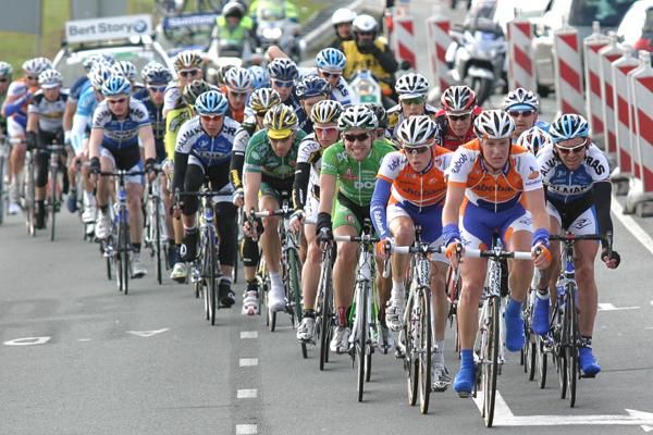 The front group before the attack from Mouris and Eeckhout.