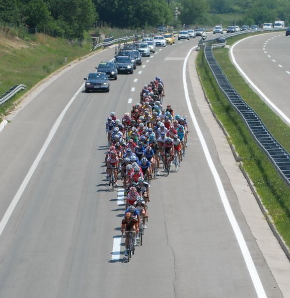 As the pace quickened toward the end of the stage the bunch became strung out.