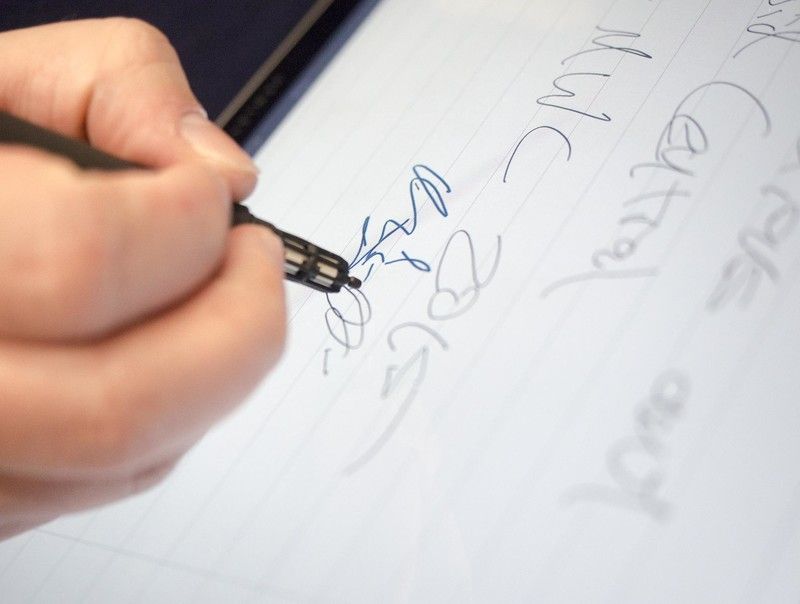 Writing with the HP Duet Pen on the HP Pro Slate 12