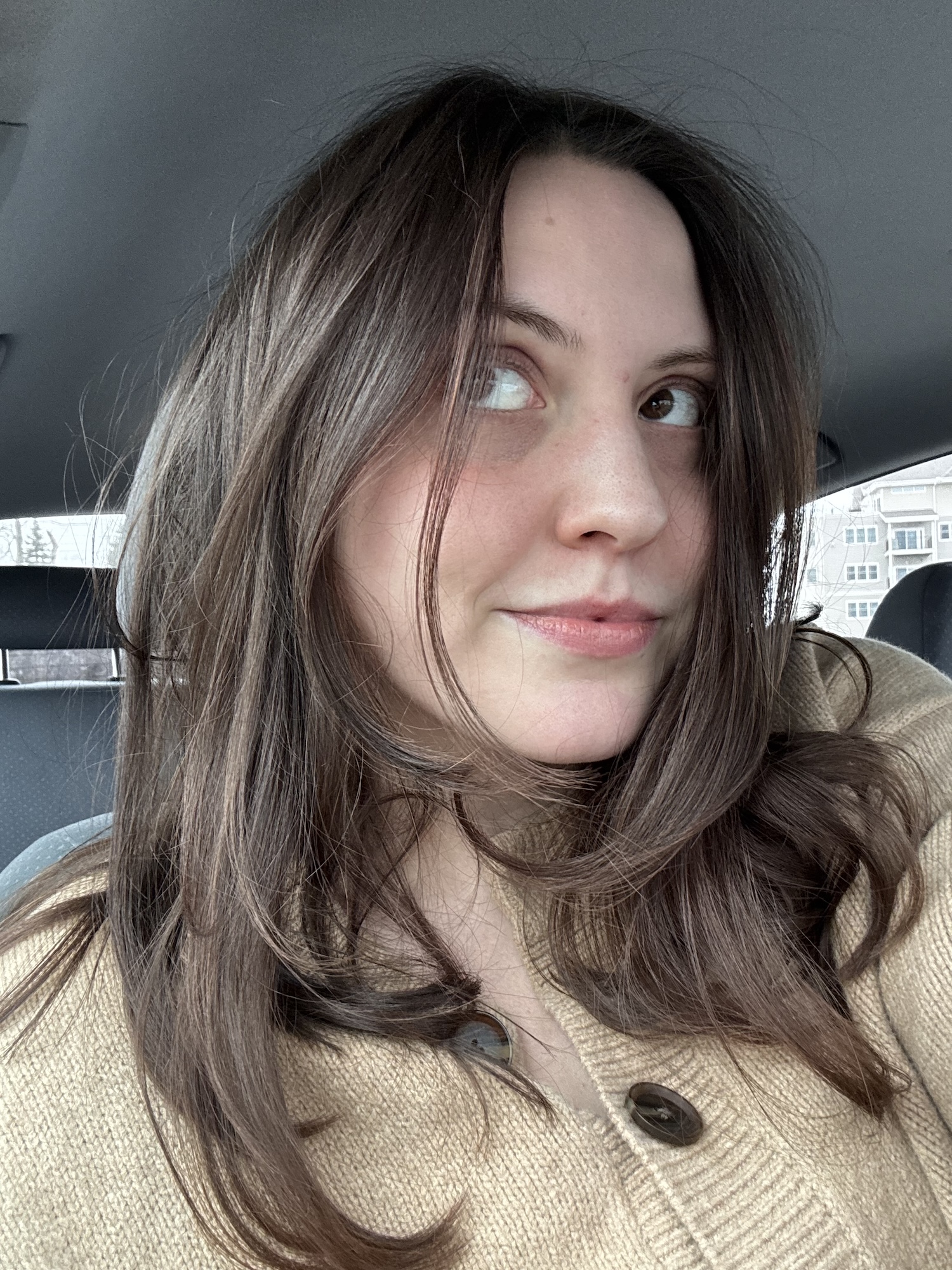 Sophia Vilensky's volumized hair after using K18.