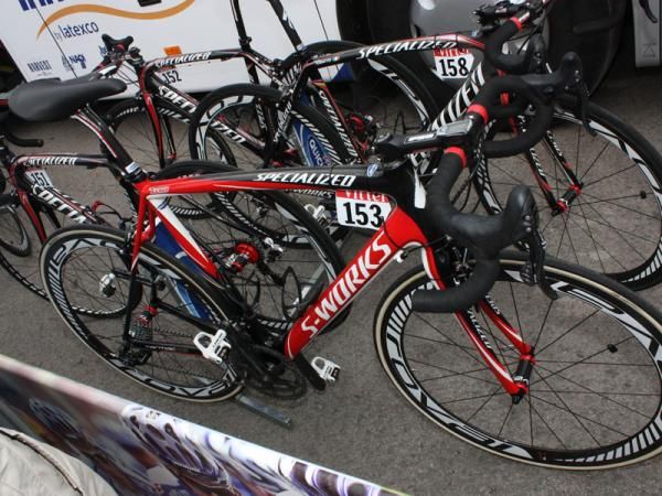 Tom Boonen (Quick Step) and teammate Stijn Devolder get red and black bikes in contrast to the rest of the team's mostly black steeds.