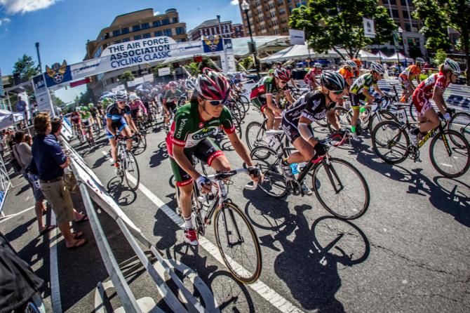 The women leave the start line.