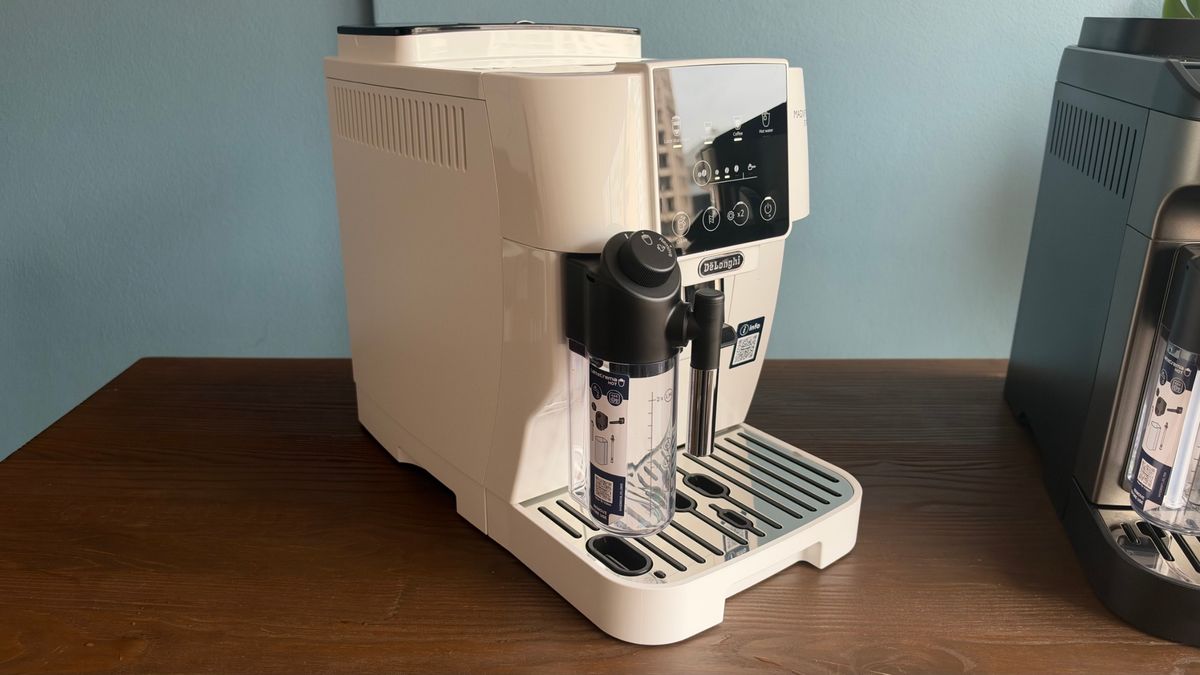 De'Longhi Magnifica Start in white, side view