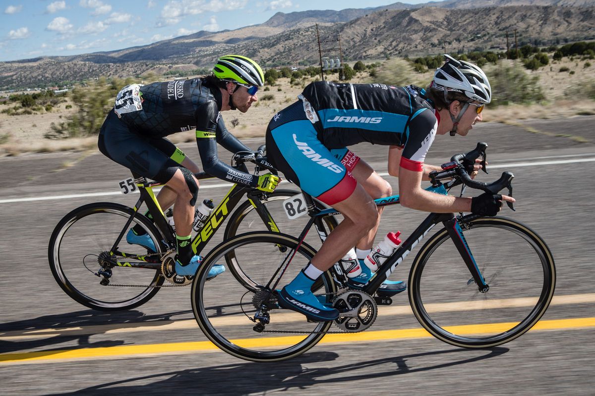 Kyle Murphy (Jamis) and Joe Lewis (Holowesko) at the front on a descent