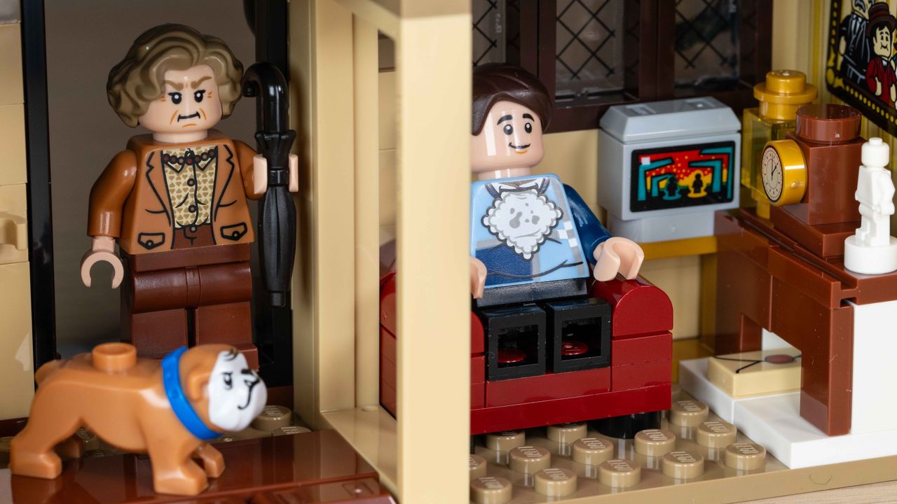 Lego Privet Drive: Aunt Marge's Visit (76451) hallway and living room