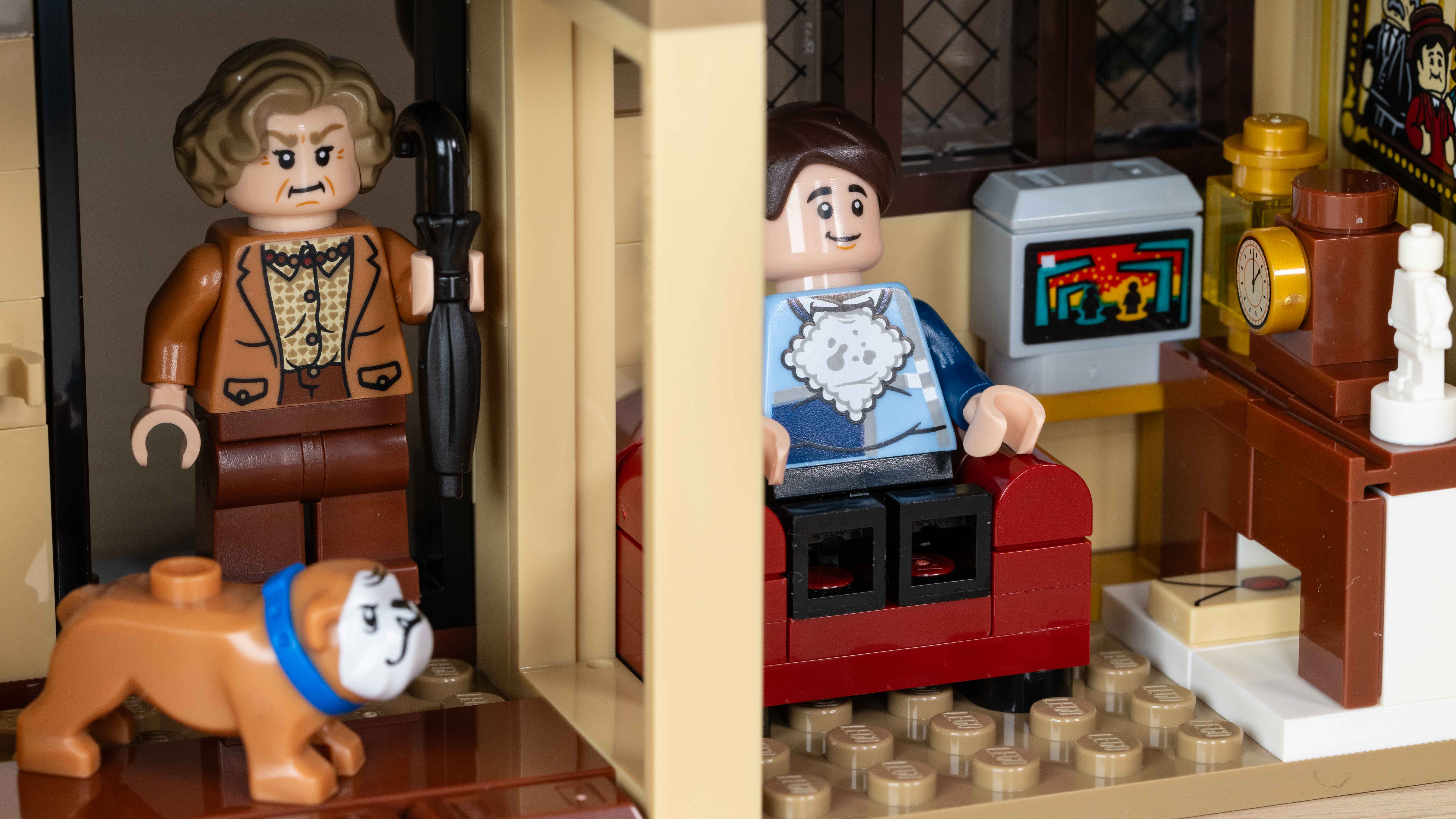 Lego Privet Drive: Aunt Marge's Visit (76451) hallway and living room 