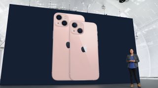 Naisjuontaja esittelemässä uusia iPhone 13 puhelimia Apple September Event 2021 tilaisuudessa