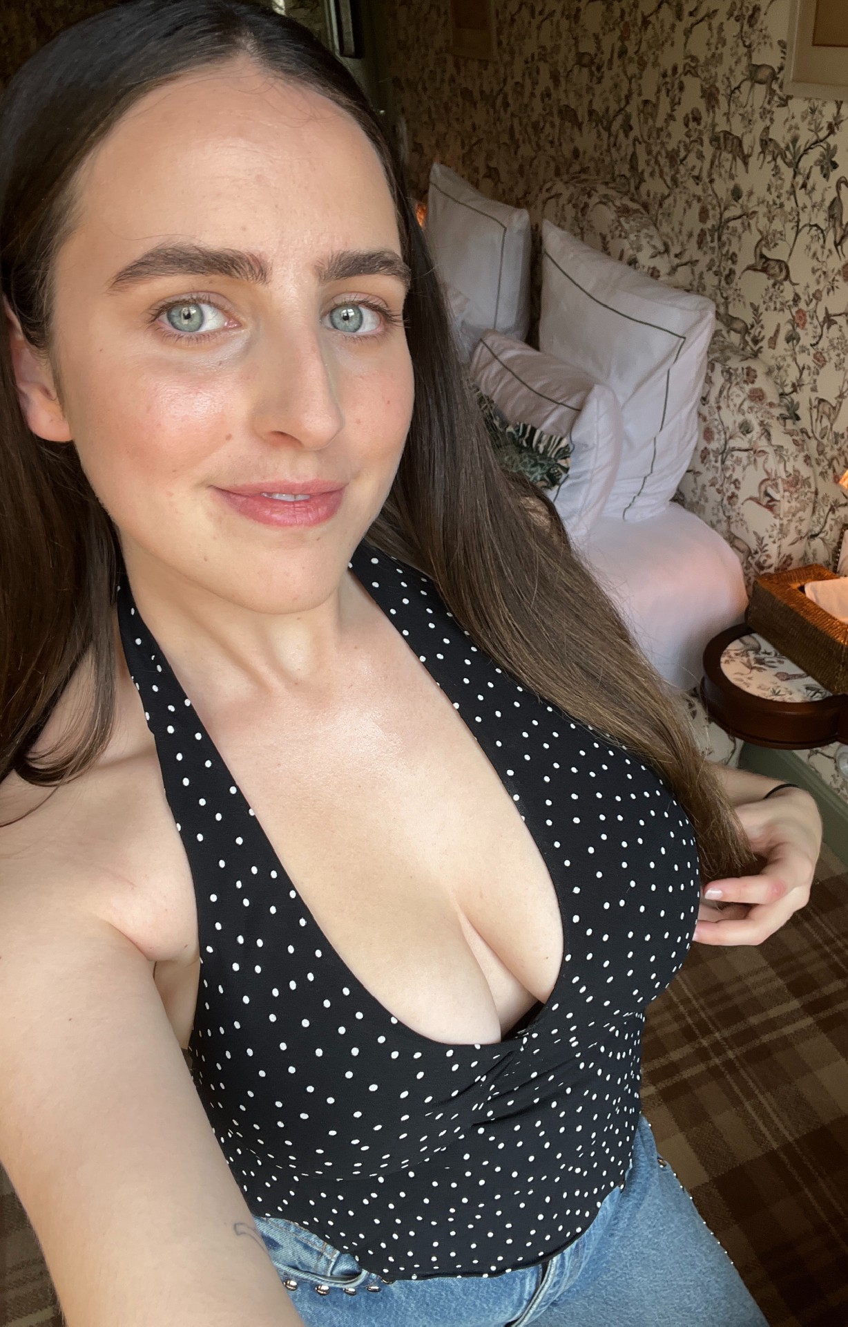 An image of SEO Writer Ava Gilchrist after using the Shark SmoothStyle Heated Brush and Comb.