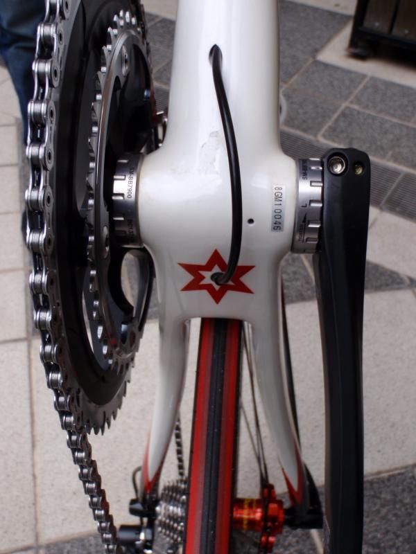 Internal cable routing through the down tube gives this section a 'clean' look