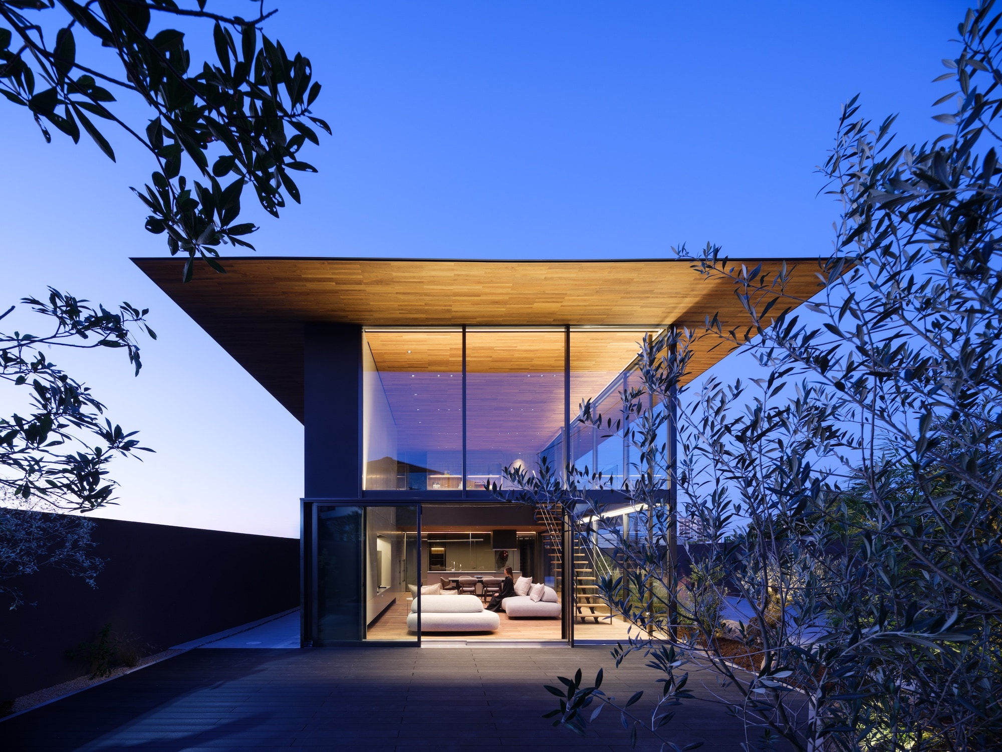 an Osaka house by apollo architects &amp;amp; associates featuring a dramatic roof and double height interiors