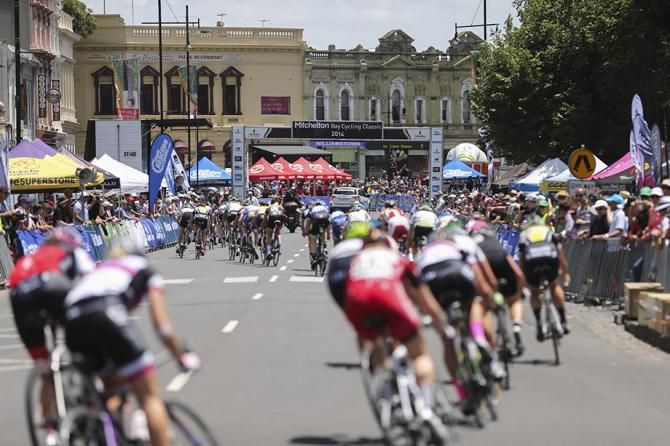 Into the home straight at the Williamstown Criterium.