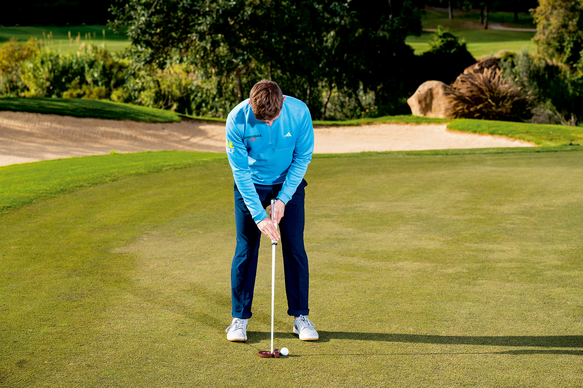 Alex Elliott demonstrating the claw grip for putting, with the claw type right hand at the bottom of the grip to make it less dominant in the stroke