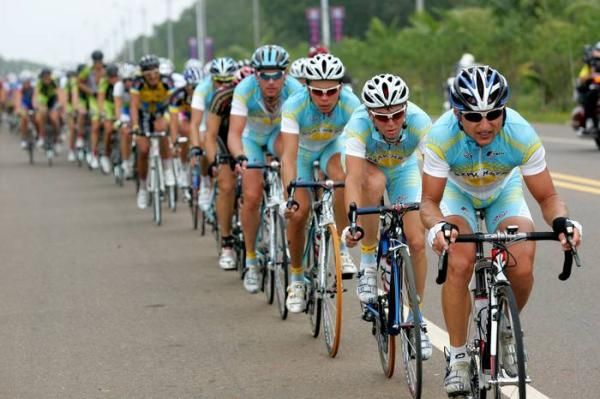 Andrey Mizurov (Kazakhstan) out front with team mates in hand.