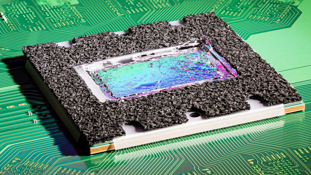 Fritzchens Fritz reflecting colours on PS5 liquid metal internals