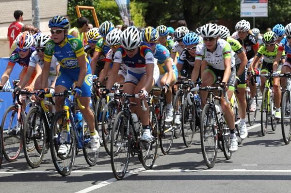 A crash sent Vos and van Vleuten back into the second group on the road
