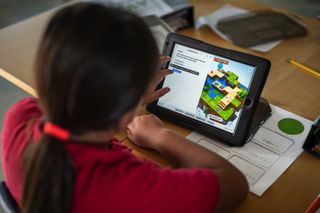 Kids coding on iPad