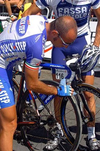 Paolo Bettini (Quick.Step) adjusts things