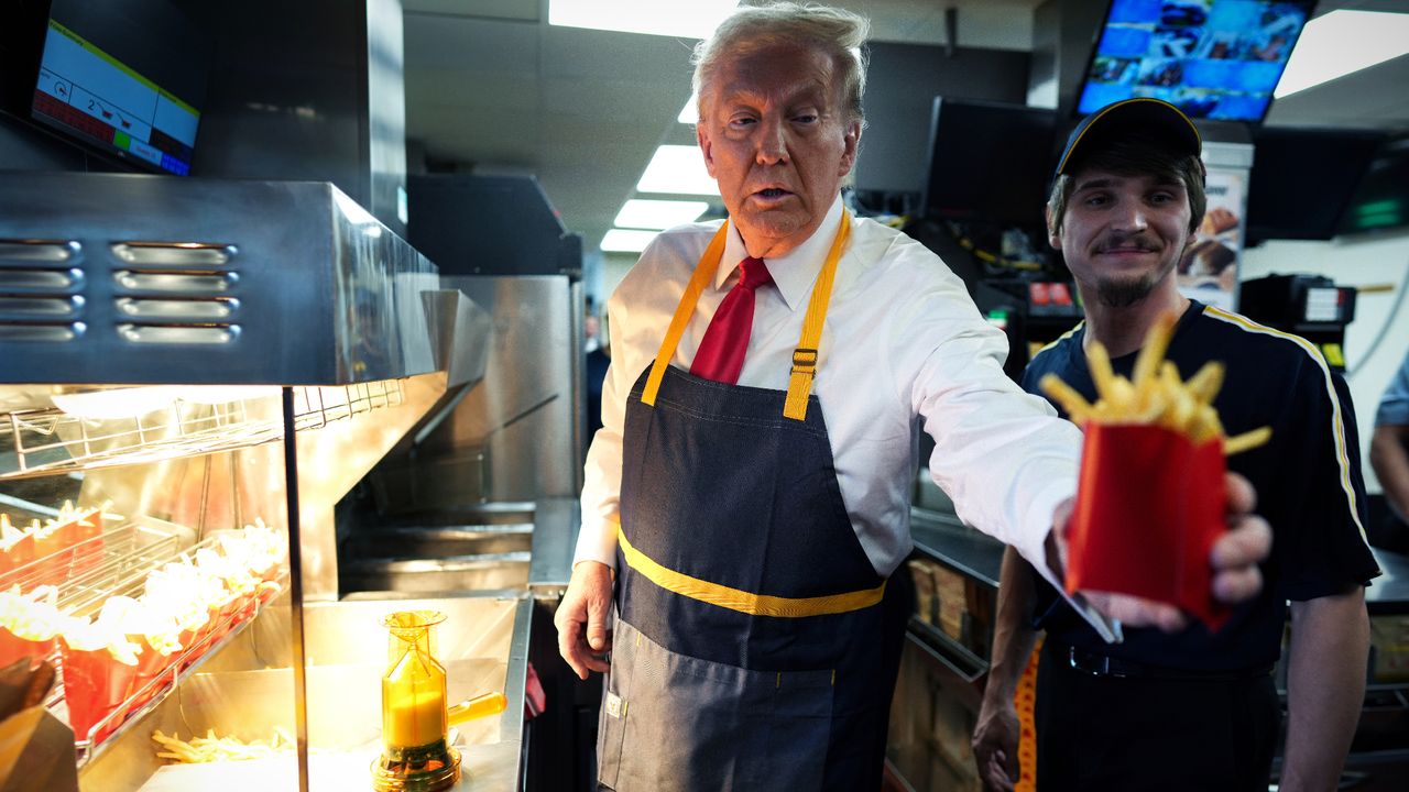 Donald Trump makes fries at McDonald&#039;s