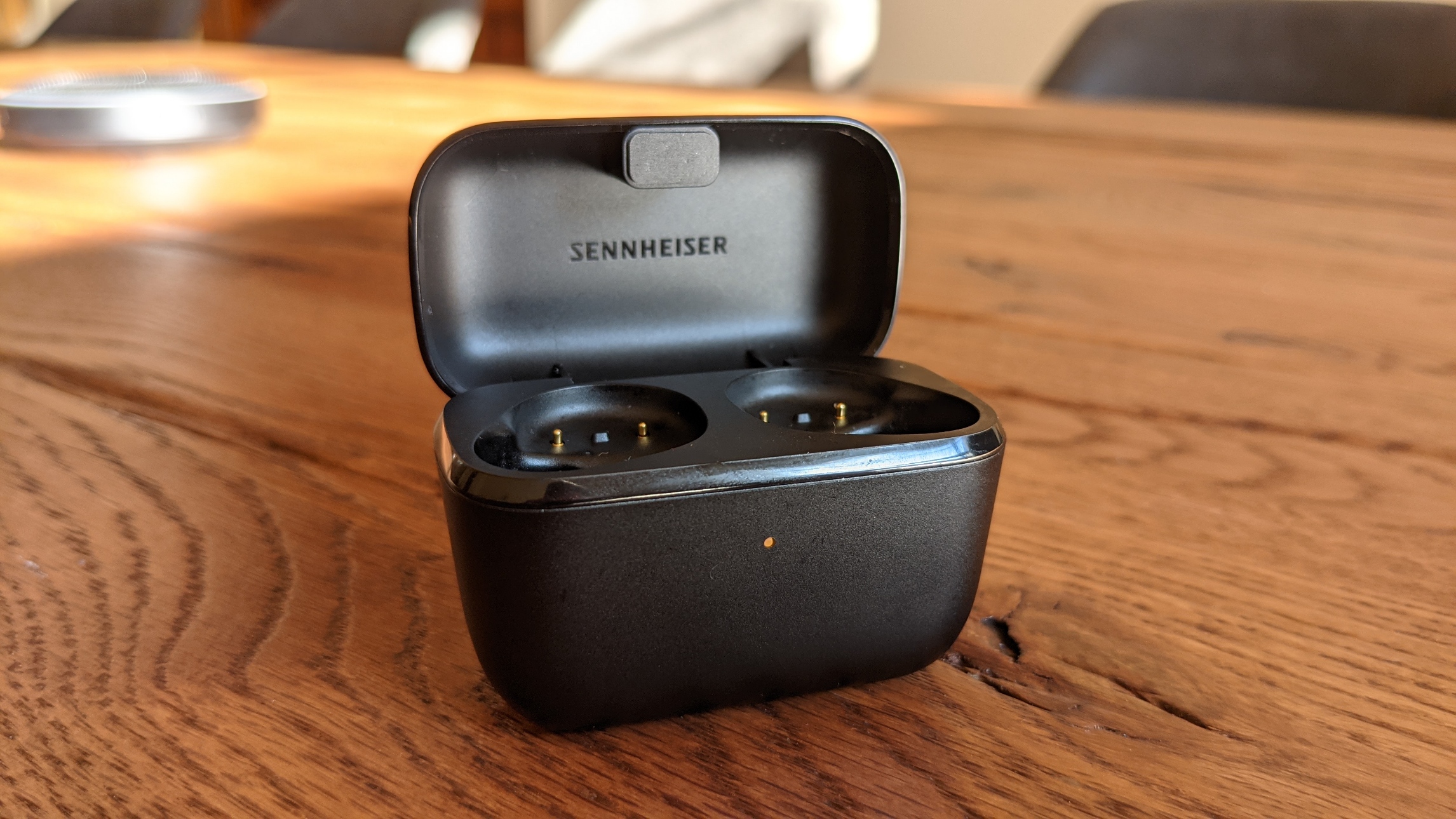 Sennheiser CX True Wireless mit Case auf einem Tisch