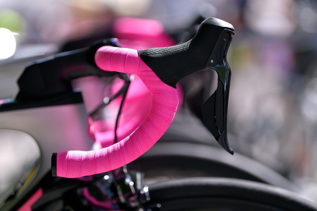 Bright pink bar tape for all of Mitchelton-Scott on the final Giro Rosa stage